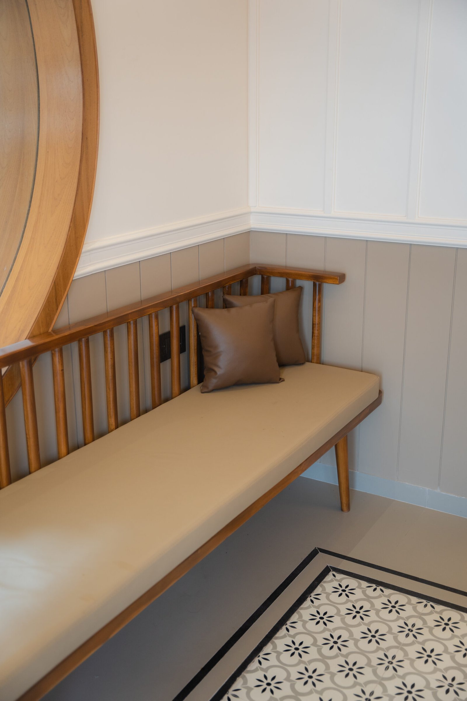 Settee View 8